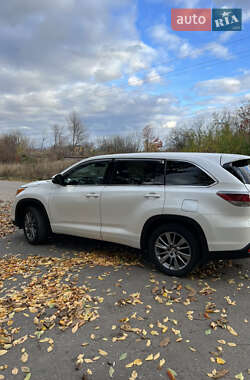 Внедорожник / Кроссовер Toyota Highlander 2016 в Немирове