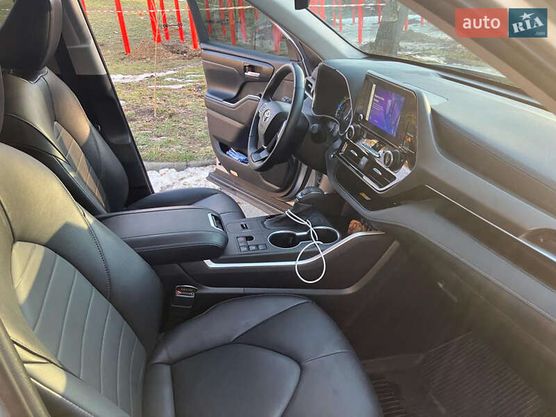 Позашляховик / Кросовер Toyota Highlander 2022 в Києві