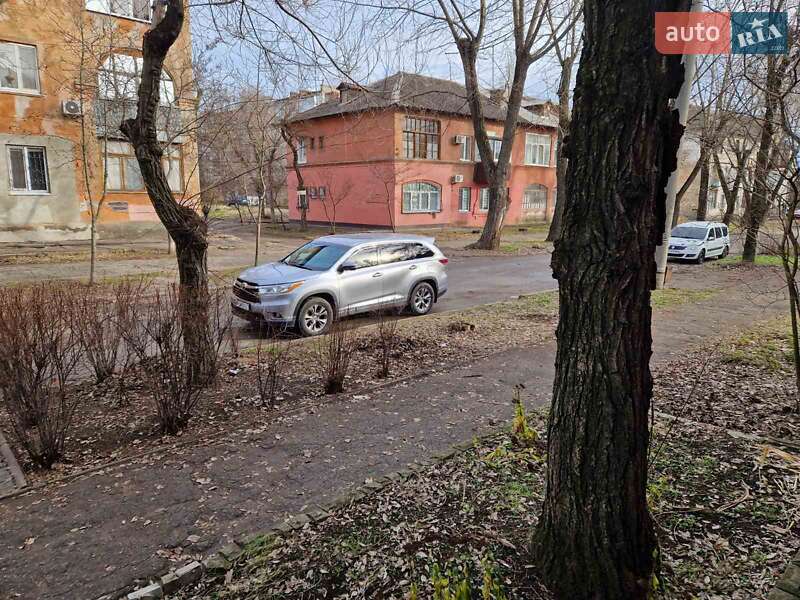 Внедорожник / Кроссовер Toyota Highlander 2015 в Запорожье