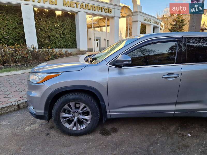 Внедорожник / Кроссовер Toyota Highlander 2015 в Запорожье