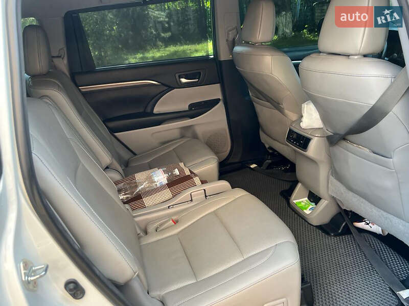 Внедорожник / Кроссовер Toyota Highlander 2017 в Днепре