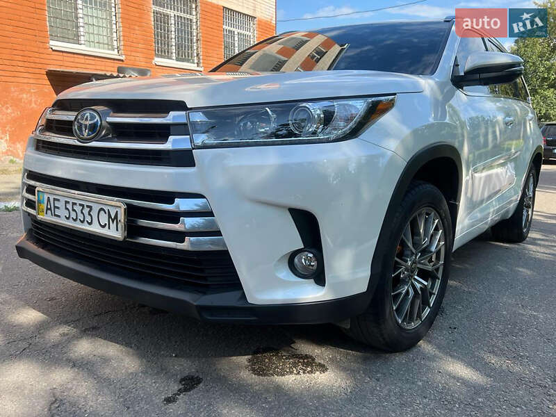 Внедорожник / Кроссовер Toyota Highlander 2017 в Днепре