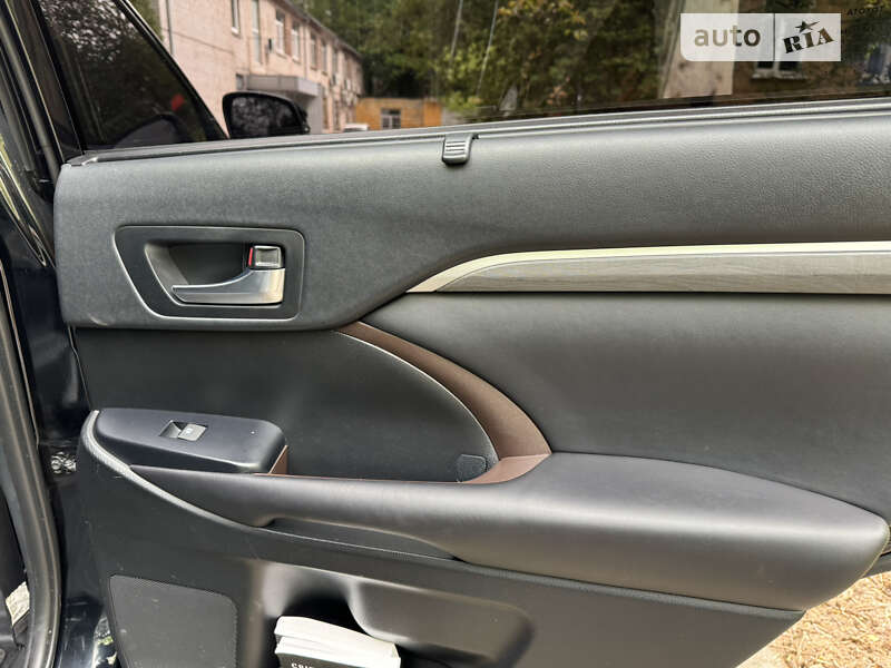 Позашляховик / Кросовер Toyota Highlander 2019 в Дніпрі