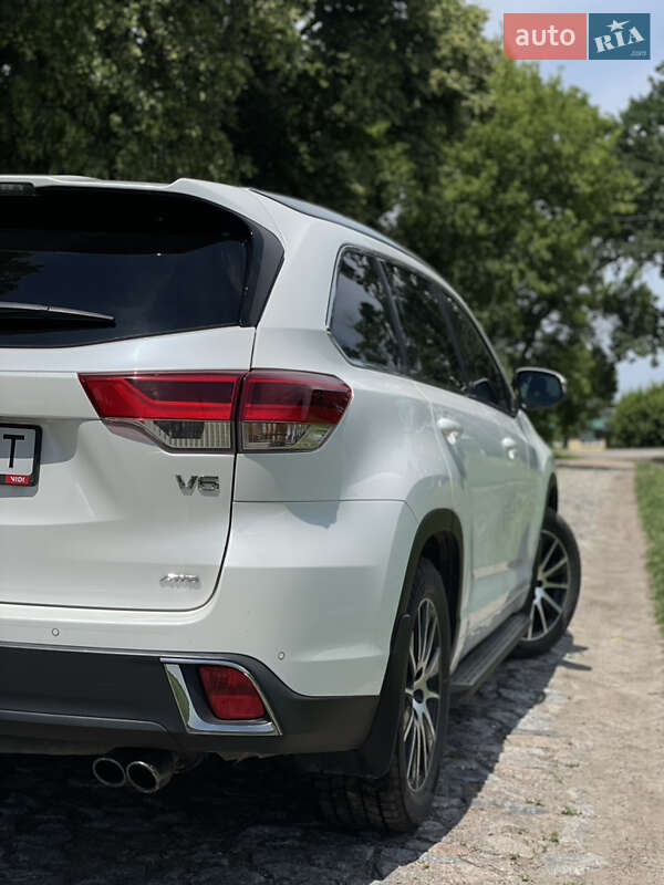 Позашляховик / Кросовер Toyota Highlander 2019 в Києві