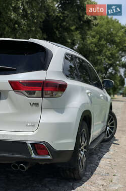 Внедорожник / Кроссовер Toyota Highlander 2019 в 