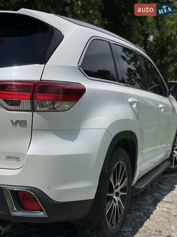 Позашляховик / Кросовер Toyota Highlander 2019 в Києві