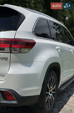 Внедорожник / Кроссовер Toyota Highlander 2019 в 