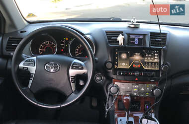 Позашляховик / Кросовер Toyota Highlander 2012 в 