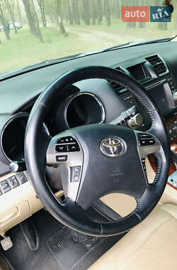 Внедорожник / Кроссовер Toyota Highlander 2011 в 