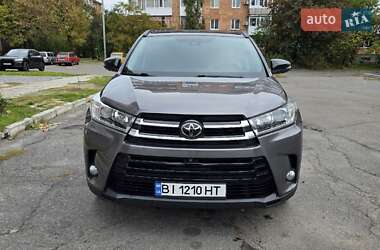 Внедорожник / Кроссовер Toyota Highlander 2018 в 