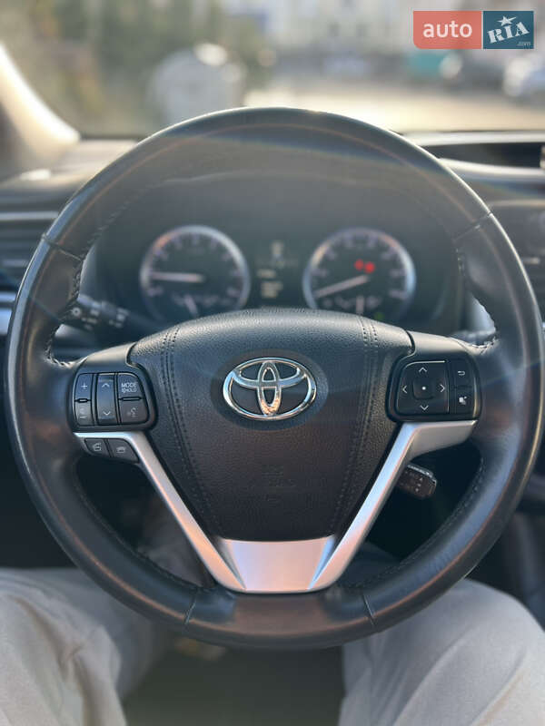 Внедорожник / Кроссовер Toyota Highlander 2016 в Луцке