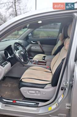 Внедорожник / Кроссовер Toyota Highlander 2013 в 
