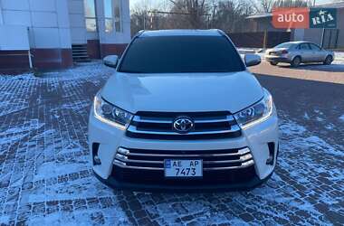 Позашляховик / Кросовер Toyota Highlander 2016 в Кам'янському