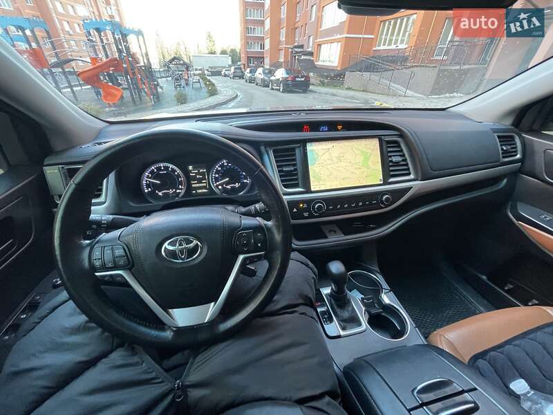 Позашляховик / Кросовер Toyota Highlander 2017 в 