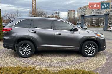 Позашляховик / Кросовер Toyota Highlander 2017 в Львові