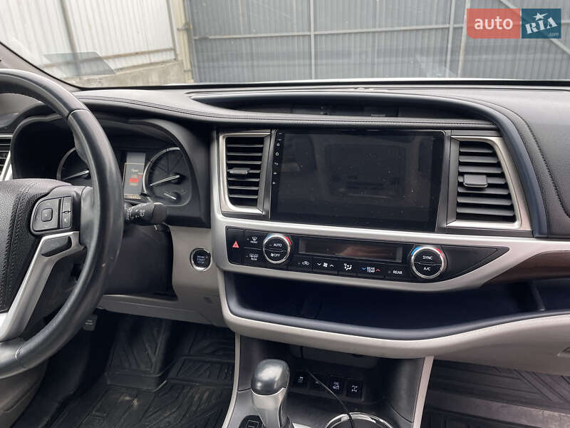 Внедорожник / Кроссовер Toyota Highlander 2016 в Хмельницком
