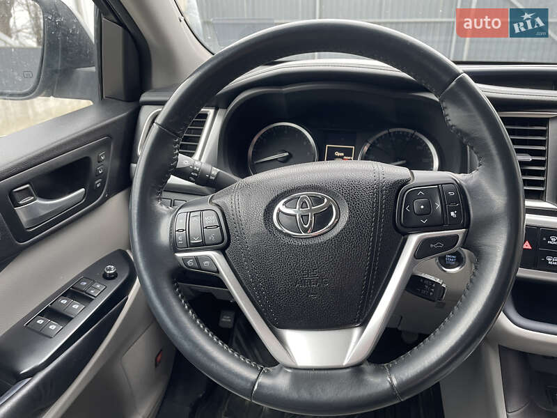 Внедорожник / Кроссовер Toyota Highlander 2016 в Хмельницком