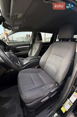 Внедорожник / Кроссовер Toyota Highlander 2016 в 
