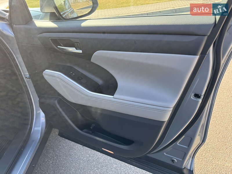 Внедорожник / Кроссовер Toyota Highlander 2023 в Киеве