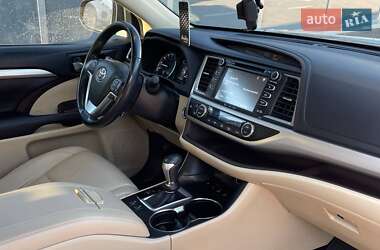 Позашляховик / Кросовер Toyota Highlander 2017 в 