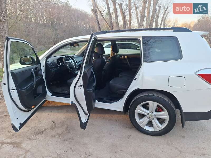 Внедорожник / Кроссовер Toyota Highlander 2011 в Килии