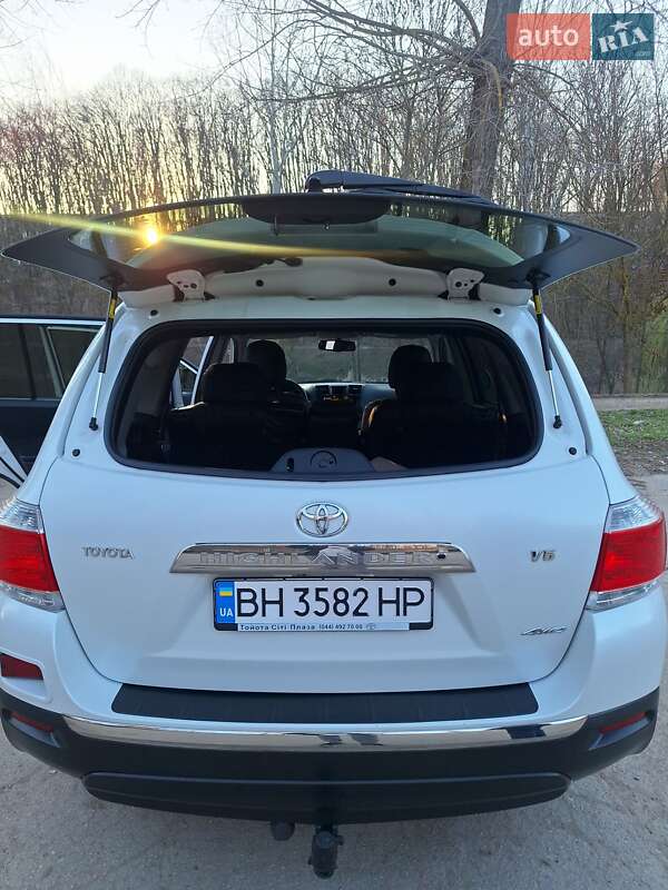 Внедорожник / Кроссовер Toyota Highlander 2011 в Килии