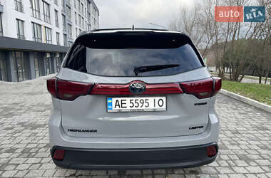 Внедорожник / Кроссовер Toyota Highlander 2017 в 