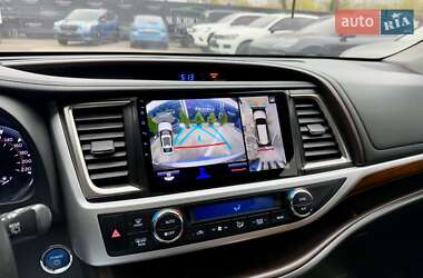 Внедорожник / Кроссовер Toyota Highlander 2019 в 