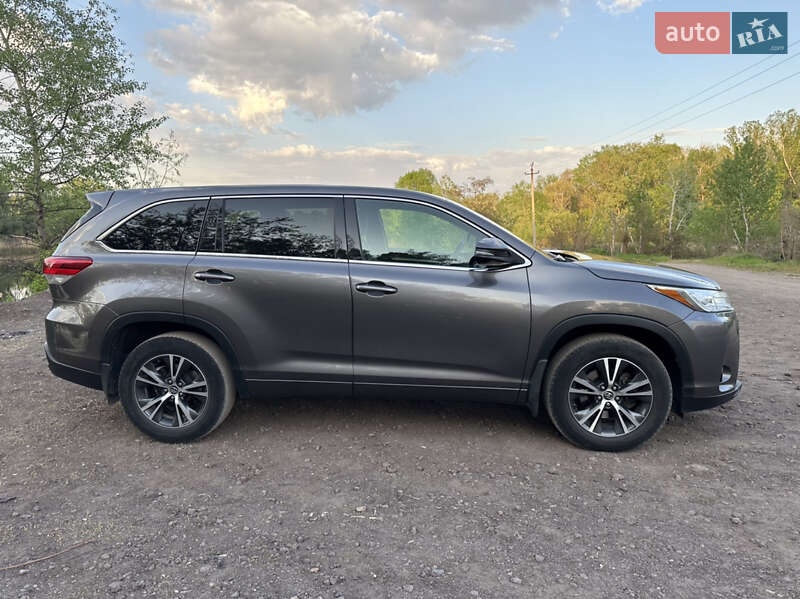 Позашляховик / Кросовер Toyota Highlander 2017 в Дніпрі