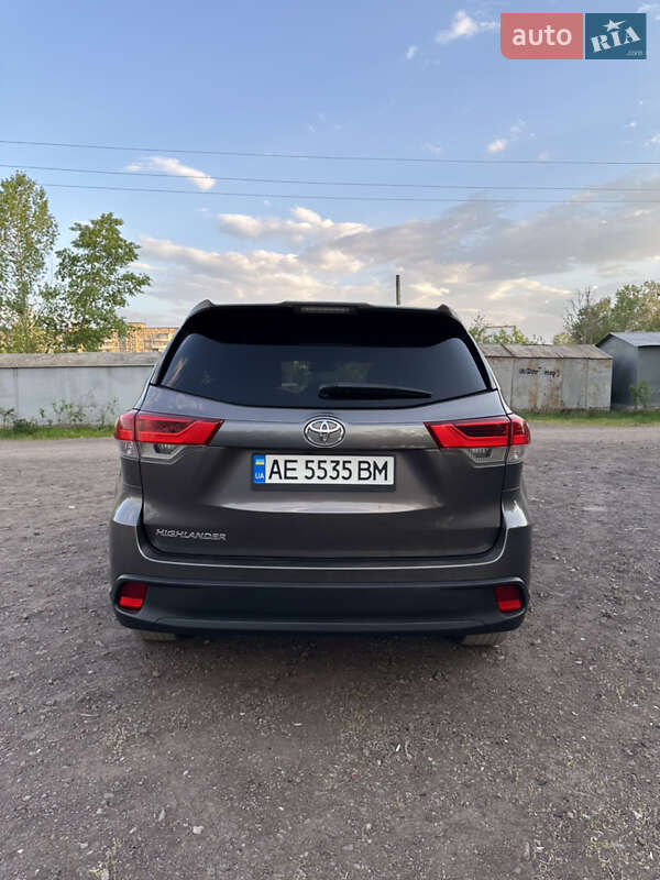 Позашляховик / Кросовер Toyota Highlander 2017 в Дніпрі