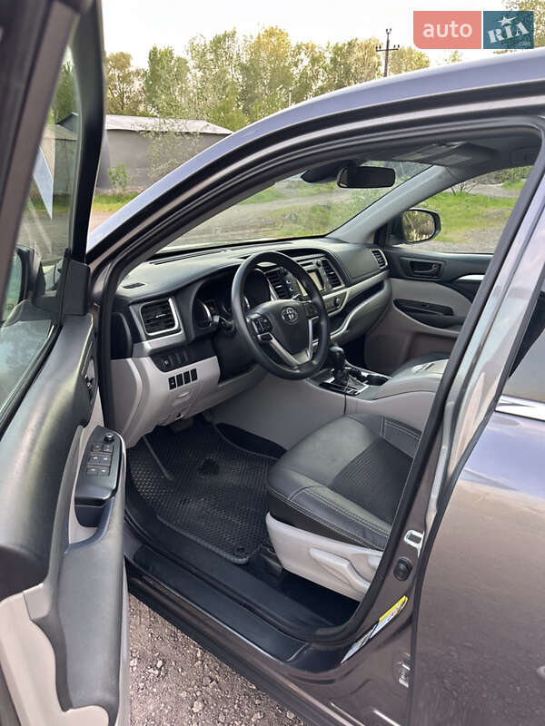 Позашляховик / Кросовер Toyota Highlander 2017 в Дніпрі