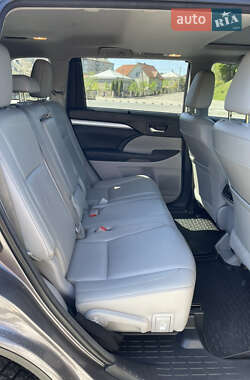 Внедорожник / Кроссовер Toyota Highlander 2015 в 