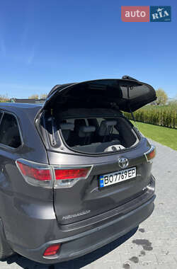 Внедорожник / Кроссовер Toyota Highlander 2015 в 