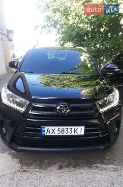Внедорожник / Кроссовер Toyota Highlander 2018 в 
