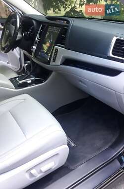 Внедорожник / Кроссовер Toyota Highlander 2018 в 