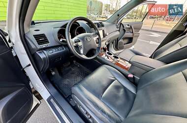 Позашляховик / Кросовер Toyota Highlander 2013 в 