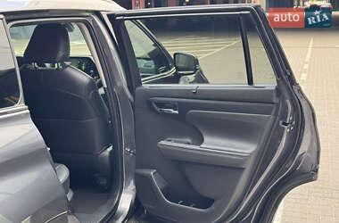 Позашляховик / Кросовер Toyota Highlander 2023 в 