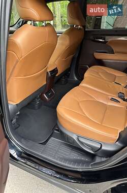 Позашляховик / Кросовер Toyota Highlander 2020 в 