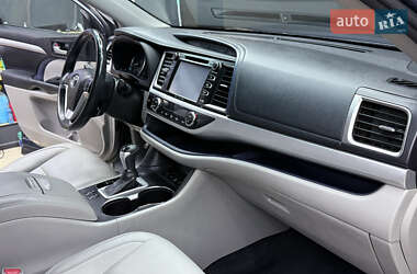 Внедорожник / Кроссовер Toyota Highlander 2016 в 