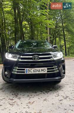 Позашляховик / Кросовер Toyota Highlander 2016 в 