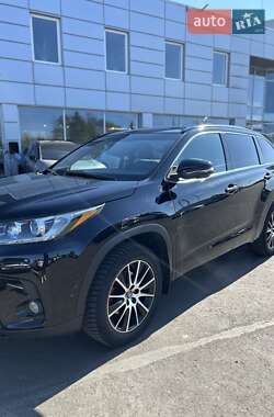 Внедорожник / Кроссовер Toyota Highlander 2017 в 