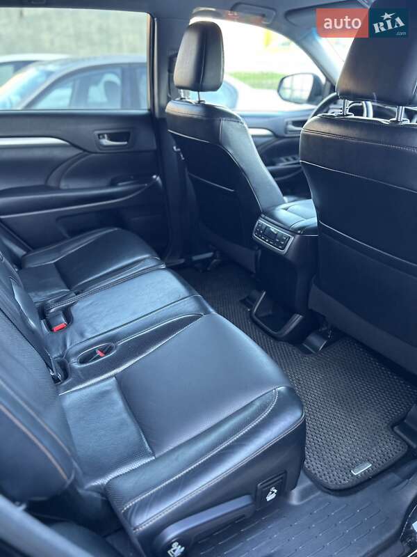 Внедорожник / Кроссовер Toyota Highlander 2017 в Киеве