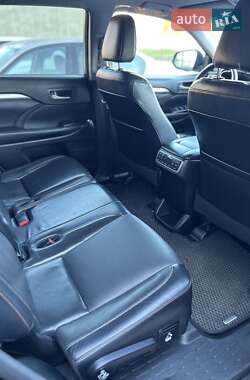 Внедорожник / Кроссовер Toyota Highlander 2017 в 