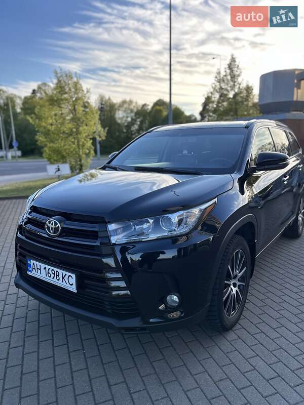 Внедорожник / Кроссовер Toyota Highlander 2017 в Киеве