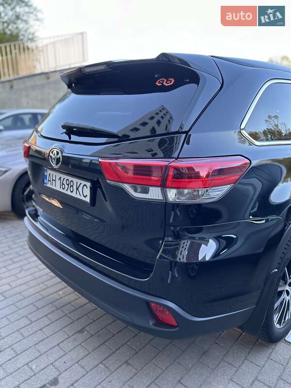 Внедорожник / Кроссовер Toyota Highlander 2017 в Киеве