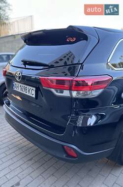 Внедорожник / Кроссовер Toyota Highlander 2017 в 