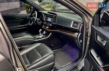Внедорожник / Кроссовер Toyota Highlander 2014 в 