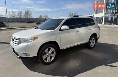 Позашляховик / Кросовер Toyota Highlander 2013 в 