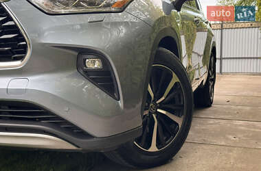 Позашляховик / Кросовер Toyota Highlander 2021 в 