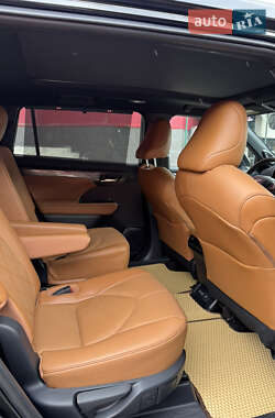 Внедорожник / Кроссовер Toyota Highlander 2023 в 